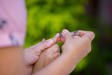 Anne tırnak makasıyla çocuklarını kesiyor..