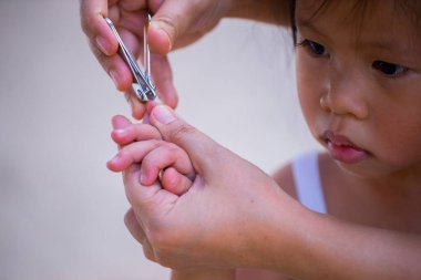 Anne tırnak makasıyla çocuklarını kesiyor..