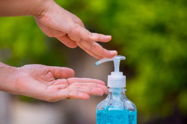 Hijyen için temiz el alkollü jel dezenfektanının bulanık arka planı zayıf kemoterapi, AIDS, grip, mikrop, bakteri ve virüs taşıyan covit-19 enfeksiyonunu korur.