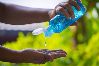 Hijyen için temiz el alkolü dezenfektanının bulanık arka planı zayıf kemoterapi, AIDS, grip, mikrop, bakteri ve virüs kapmış çocukları korur.