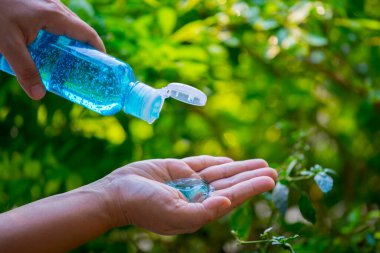 Hijyen için temiz el alkolü dezenfektanının bulanık arka planı zayıf kemoterapi, AIDS, grip, mikrop, bakteri ve virüs kapmış çocukları korur.