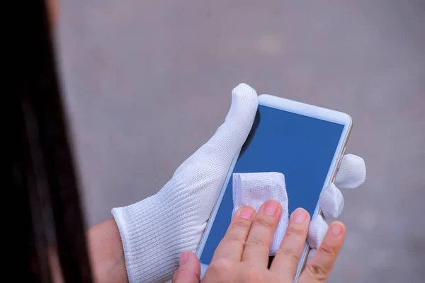 Tânără Asiatică Curăță Ecranul Telefonului Mobil Șervețel Hârtie Moale Coronavirus — Fotografie, imagine de stoc