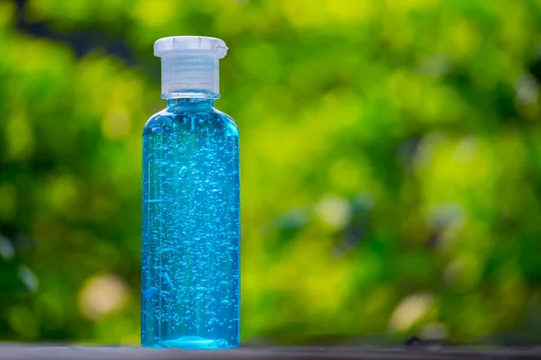 Синий Алкогольный Гель Бутылка Зеленом Фоне — стоковое фото