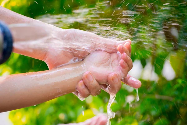 Matka Dziecko Myją Ręce Mydłem Wodą Zielonym Tle — Zdjęcie stockowe