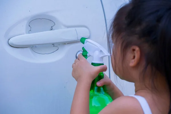 Asyalı Çocuklar Araba Kapısının Koluna Sabun Dökerler — Stok fotoğraf