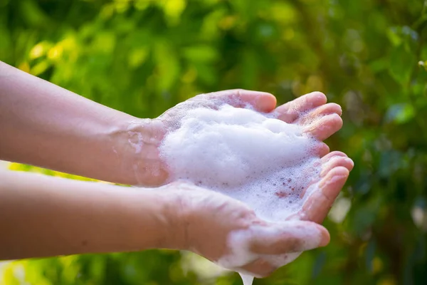 Kadınlar Ellerini Sabunla Yıkıyor Yeşil Bulanık Arka Planda Yıkıyorlar Stok Resim