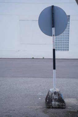 Trafik İşaretlerinin Arkası Beyaz Duvar Arkaplanı.