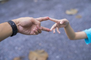 Küçük çocuk ve baba yumruk tokuşturuyor, adam ve çocuk yumruk tokuşturuyor.
