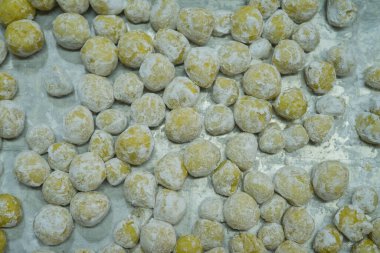 Kızarmış Beyaz Susamlı Kurabiye - Kanom Hua Ror - Yim Sa Nay, Gülen Toplar