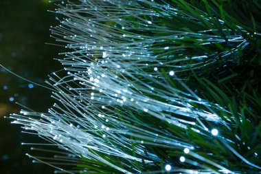 Noel ağacı ışığında yeşil fiber optikler. Bokeh 'e yaklaş..