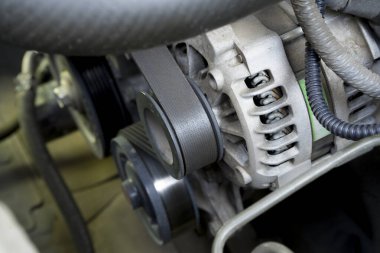 Modern araba motorunda kemerle çalışan güç jeneratörü, 12v Alternatör.