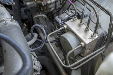 ABS birim modül kontrol kutusu ile araba fren sistemi boruları.