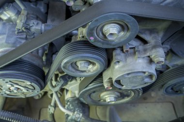 Motor parçasının ayrıntıları ac kompresör jeneratör kayışı ve makara içerir.