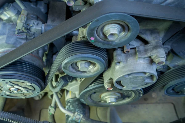 Motor parçasının ayrıntıları ac kompresör jeneratör kayışı ve makara içerir.