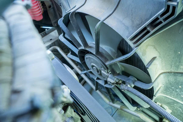 Parçalanmış Arabanın Radyatör Fanı Eski Bir Arabanın Soğutma Sistemi Stok Resim
