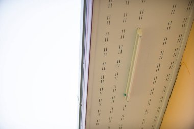 Çatının düşük açılı görüntüsü ve gökyüzü arkaplanlı neon örtüsü