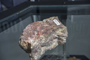 Makro mineral taşından kuvars altın, Tayland 'ın kuzeyinden kuvars üzerine yerli altın..