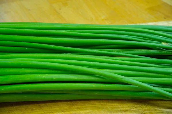 Zwiebelblume Allium Cepa Welsh Onion Allium Flower Auf Schneidebrett — Stockfoto