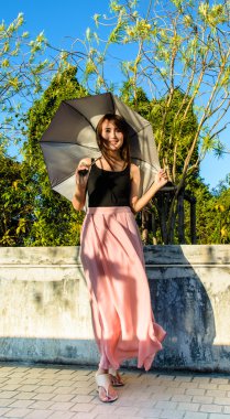 Kız gülümseyerek tutun şemsiye