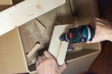  Adamın biri evdeki karton kutuya büyük bir delik açıyor, DIY