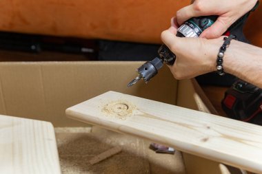  Adamın biri evdeki karton kutuya büyük bir delik açıyor, DIY