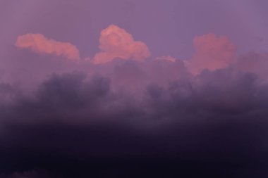 Mor bulutlu inanılmaz fırtınalı gökyüzü
