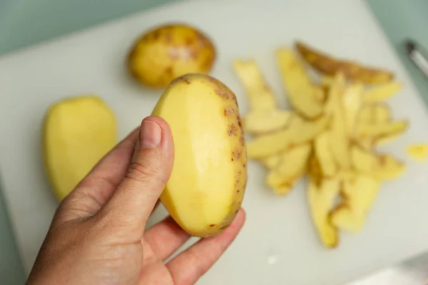 Geschälte Kartoffeln Der Hand Auf Einer Schale Aus Kartoffeln — Stockfoto