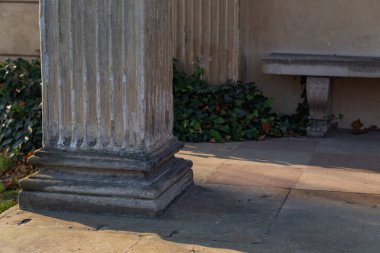 eski beton sütunlar