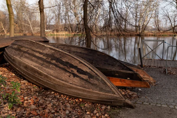 Деревянные Лодки Опрокинуты Сложены Один Другой — стоковое фото