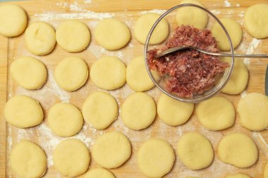 Güllerle doldurulmuş hamur çemberleri silikon hamurlu paspas üzerinde