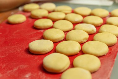 Silikon hamurdan yapılmış hamurun üstünde daireler çiziyor.