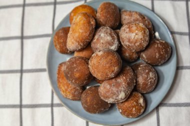 Haşhaş tohumlu donutlar