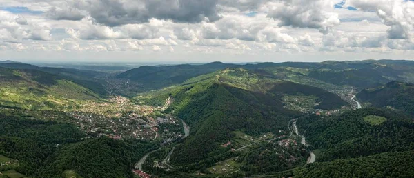 Karpat Dağları 'nın ve Yaremche Ukrayna şehrinin dağlarla bulutlar arasındaki manzarası.