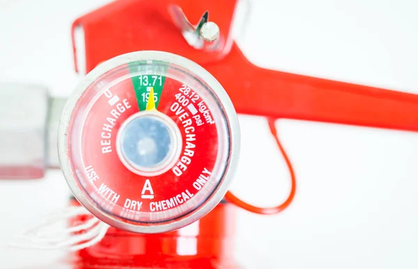 Røde brannslokkingsapparater tilgjengelige i nødstilfeller . – stockfoto