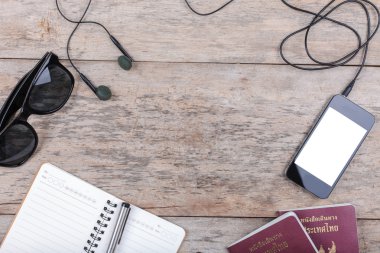 Seyahat, kıyafet, tablet, pasaport, woode kamera için hazırlık