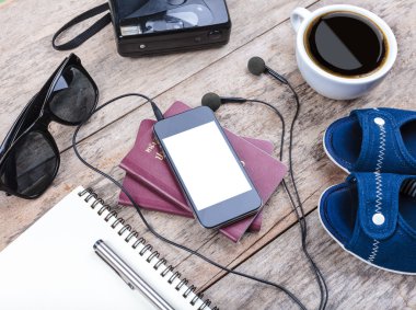 Seyahat, kıyafet, tablet, pasaport, woode kamera için hazırlık
