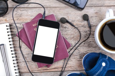 Seyahat, kıyafet, tablet, pasaport, woode kamera için hazırlık