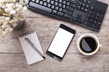 Tablo bir akıllı telefon Not kağıt kalem çiçekler ve ile çalışma