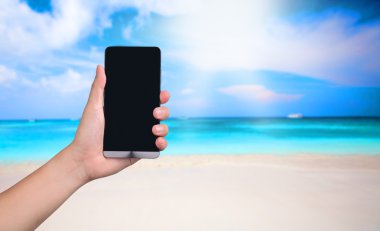 Tablo bir akıllı telefon Not kağıt kalem çiçekler ve ile çalışma