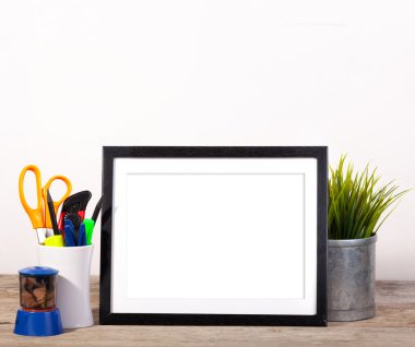 resim çerçevesi office öğeleri ve pot bitki ahşap tablo