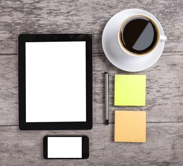 Tableta vacía con papel de nota y café en la mesa de madera — Foto de Stock