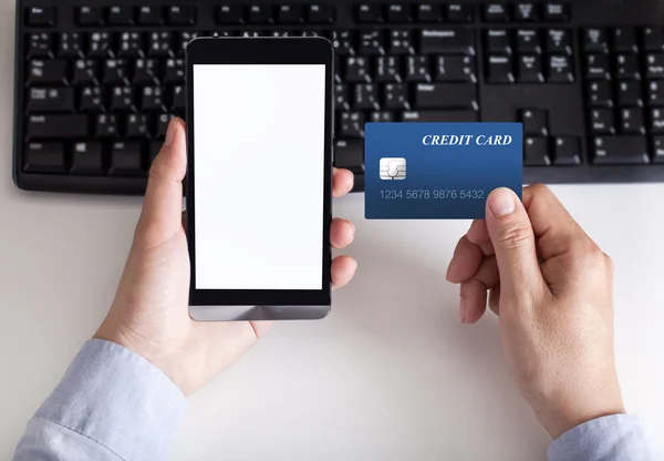Adam telefonu tutan kredi kartıyla ödeme yapar — Stok fotoğraf