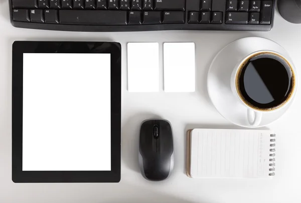 Mesa de escritorio de oficina con computadora, suministros, tablet y café cu —  Fotos de Stock