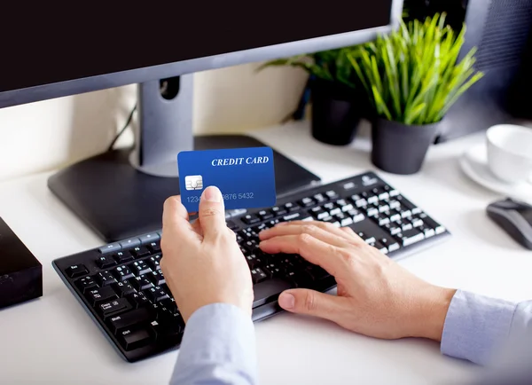 Adam ödeme kredi kartı ile online alışveriş yapar — Stok fotoğraf