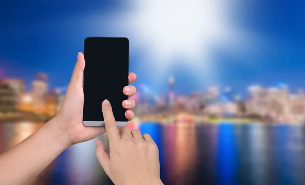 Teléfono inteligente de mano con pantalla en negro en la ciudad ba — Foto de Stock