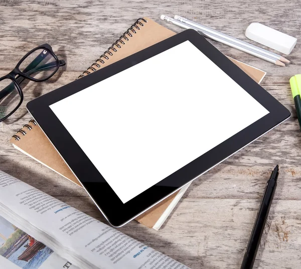 Rommelig tabel met Tablet PC-leeg scherm — Stockfoto