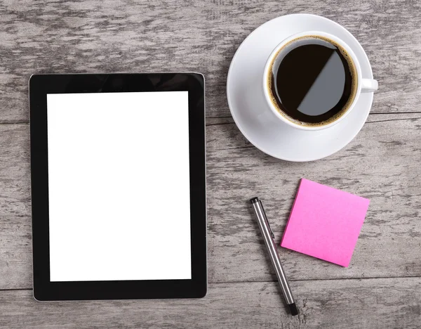 Leeres Tablet mit Notizpapier und Kaffee auf dem Holztisch — Stockfoto