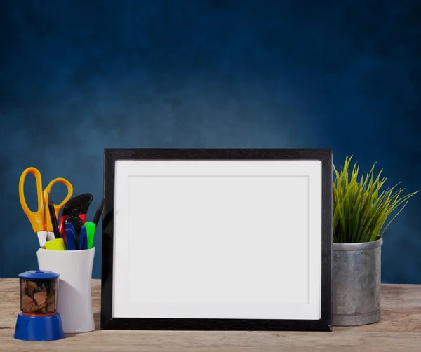 Fotoram på blå bakgrund med office-objekt och potten planr — Stockfoto