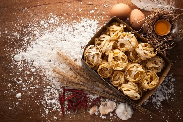 Fettuccine pasta Italiaans eten stilleven rustiek — Stockfoto