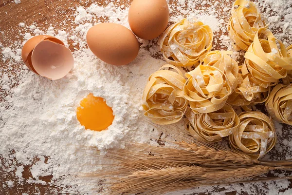 Fettuccine pasta comida italiana naturaleza muerta rústico —  Fotos de Stock